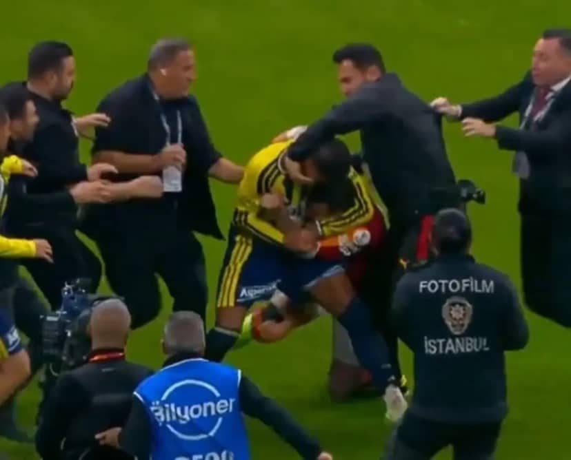 Galatasaray-Fenerbahçe derbisinin ardından saha karıştı! Kerem Aktürkoğlu ve Sallai birbirine girdi 2