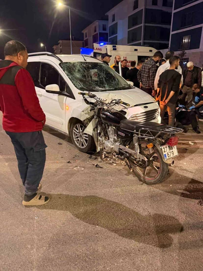 Gaziantep İslahiye'de hafif ticari araçla çarpışan motosikletin sürücüsü yaralandı