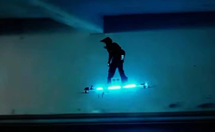 Green Goblin’in uçan kaykayı gerçek oldu: Çinli kâşif nehirlerin üzerinde uçtu