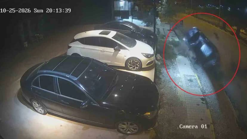 Hatay Antakya'da otomobil park halindeki araca çarptı, sürücü yaralandı