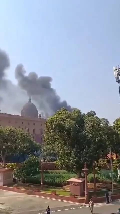 Hindistan'da hükümet binasında yangın! Gökyüzünü siyah dumanlar kapladı