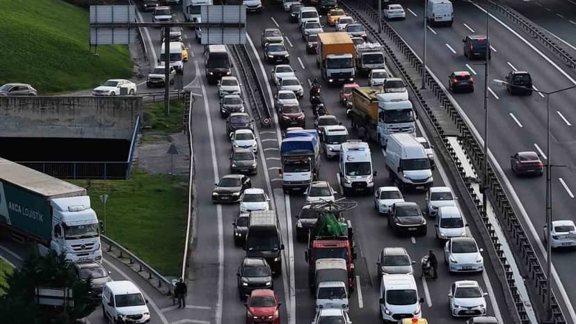 İstanbul'da Basın Ekspres Yolu'nda sıkışan trafikte ambulans dronla görüntülendi