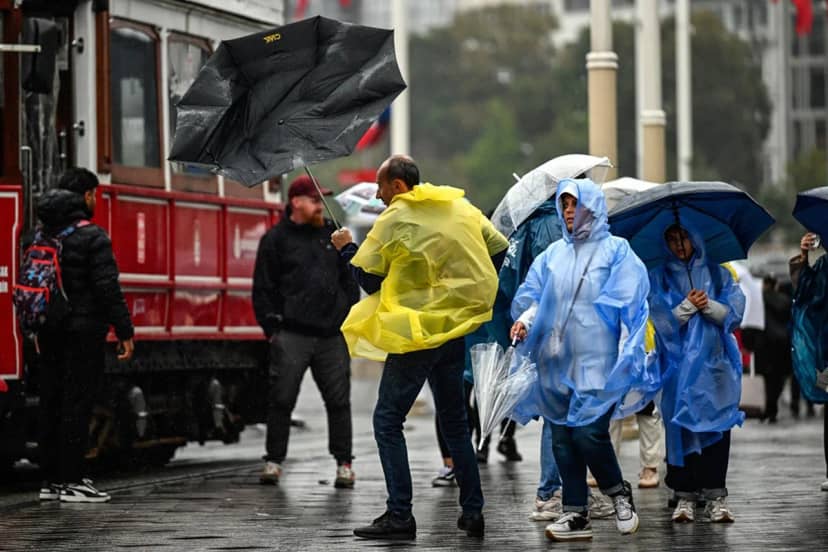 İstanbul için saat verildi! Hava bir anda soğuyacak, yağmur geliyor