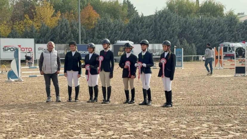 Kastamonu Üniversitesi binicilik ekibi Red Pony Kupası'nda iki birincilikle başladı