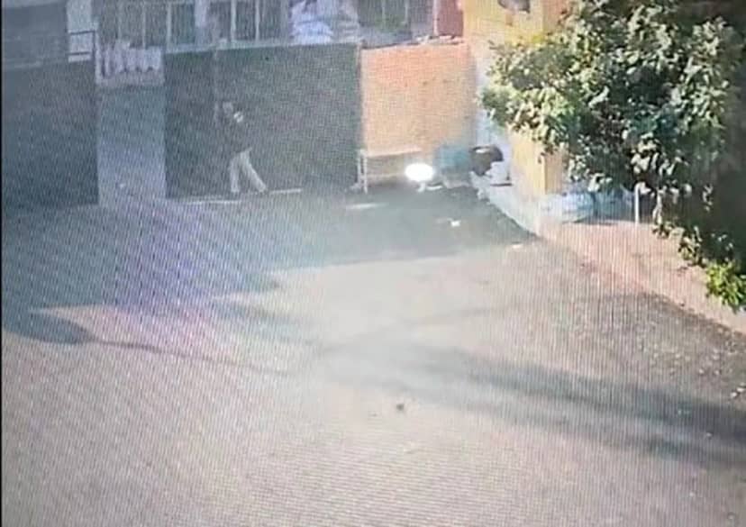 Nizip'te Fıstık Hali'nde kapı bekçinin üzerine düştü, bel ve kalçası kırıldı
