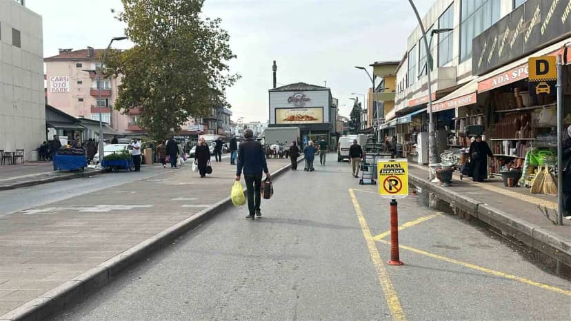Sakarya Adapazarı'nda dövüş antrenörü olduğunu söyleyen kadın, sürücüyü yumrukladı