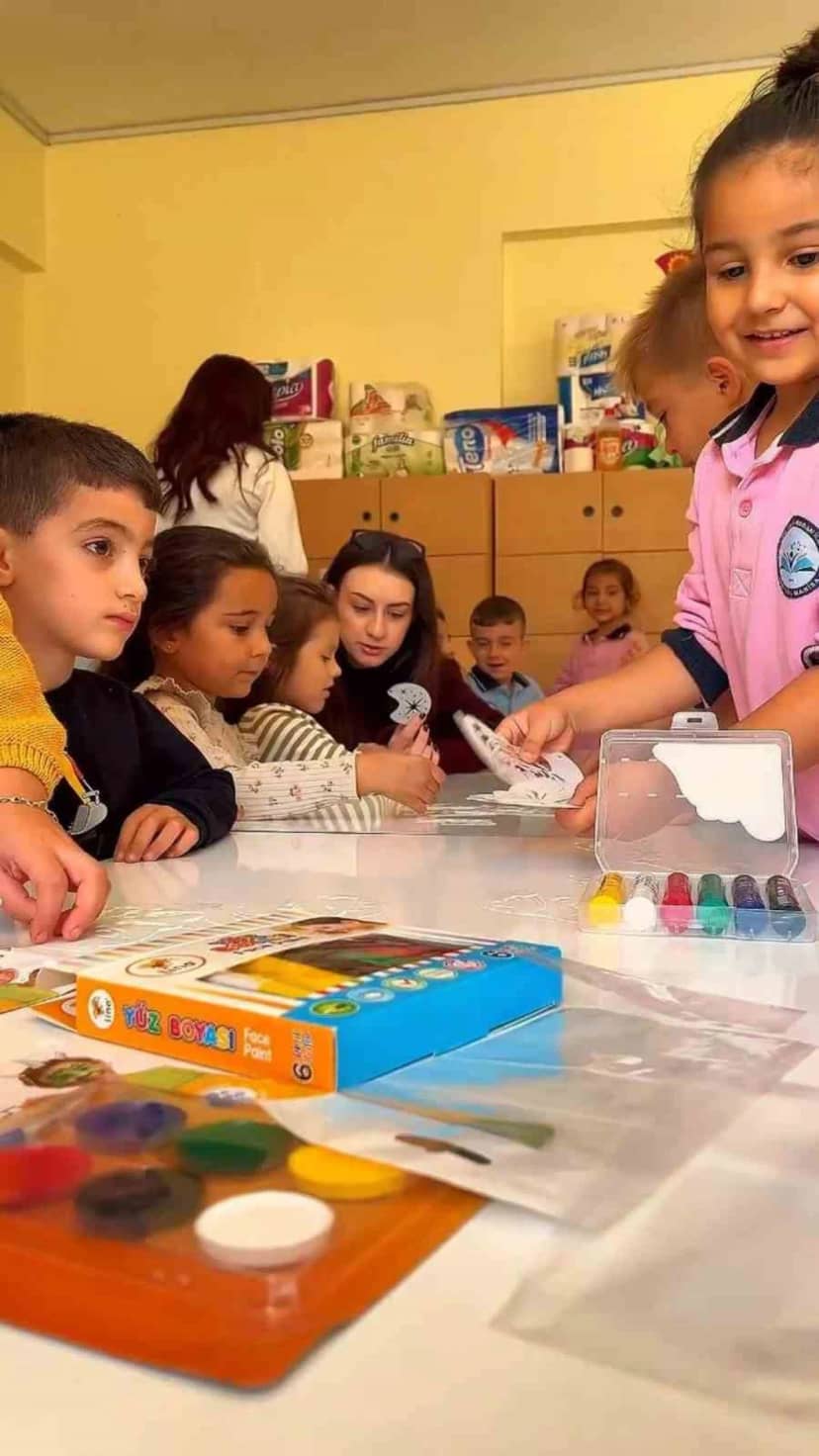 Sarıgöl'de üniversiteli kız öğrenciler ilkokul öğrencileriyle oyunlar oynadı