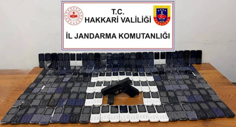 Şemdinli'de ev aramasında 142 kaçak tuşlu telefon ve ruhsatsız tabanca ele geçirildi
