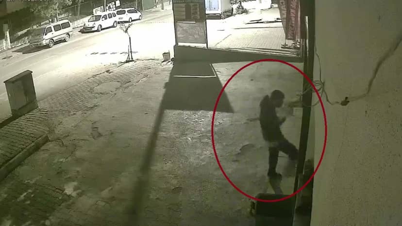 Siirt'te alkollü olduğu iddia edilen şahıs iş yeri camını tekmeleyerek kırdı