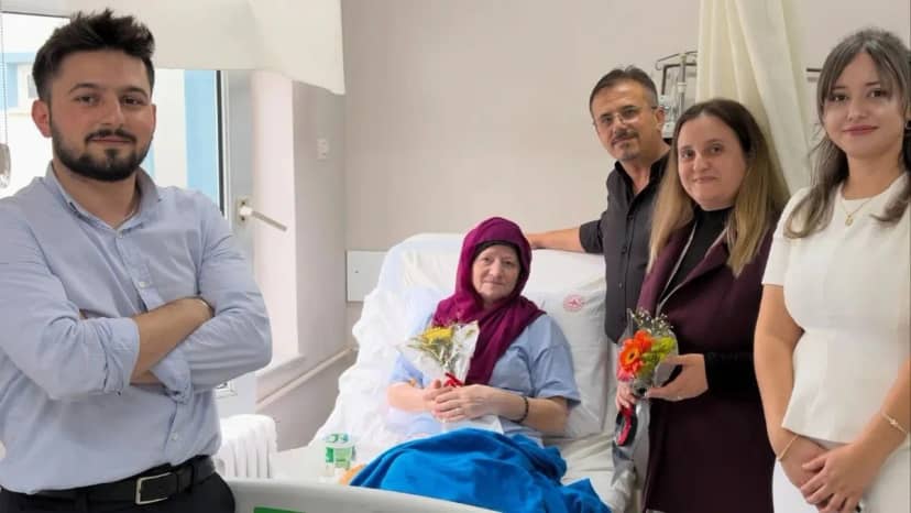 Sinop Türkeli'de hastalar Hasta Hakları Günü'nde çiçekle ziyaret edildi