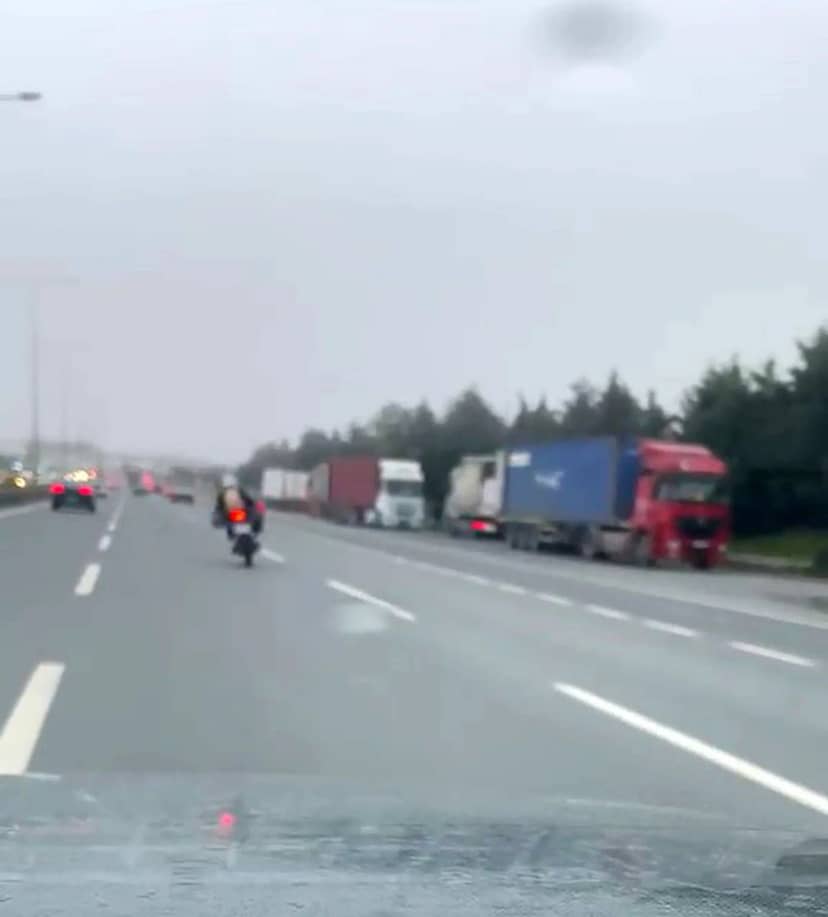Sultangazi'de yoğun trafikte zikzak çizen motosiklet sürücüsü kameraya kaydedildi