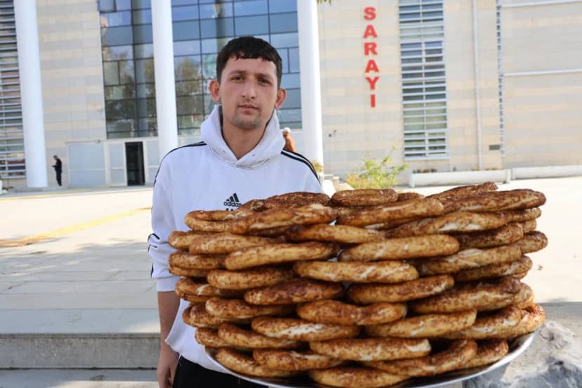 Tezgahına not bırakıp KPSS’ye giren simitçinin şaşırtan hikayesi! Cezaevinden izinli çıktığında satıyormuş