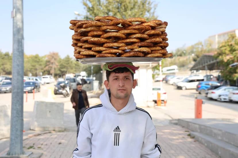 Tezgahına not bırakıp KPSS’ye giren simitçinin şaşırtan hikayesi! Cezaevinden izinli çıktığında satıyormuş