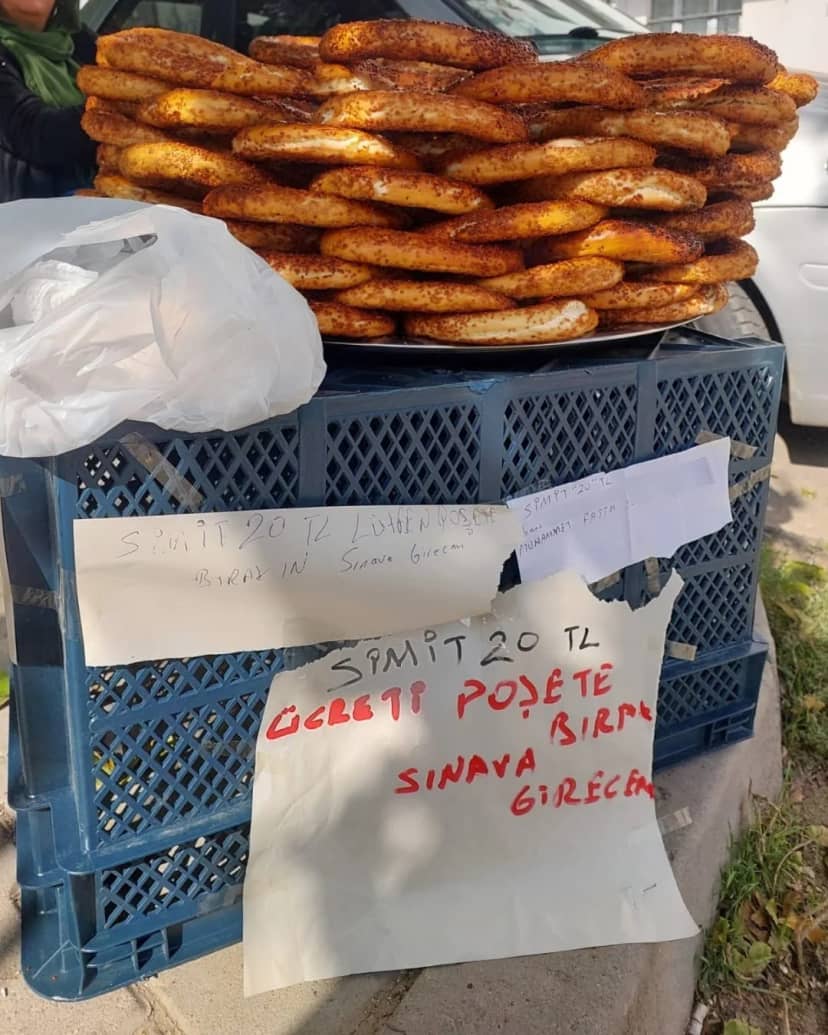 Tezgahına not bırakıp KPSS’ye giren simitçinin şaşırtan hikayesi! Cezaevinden izinli çıktığında satıyormuş