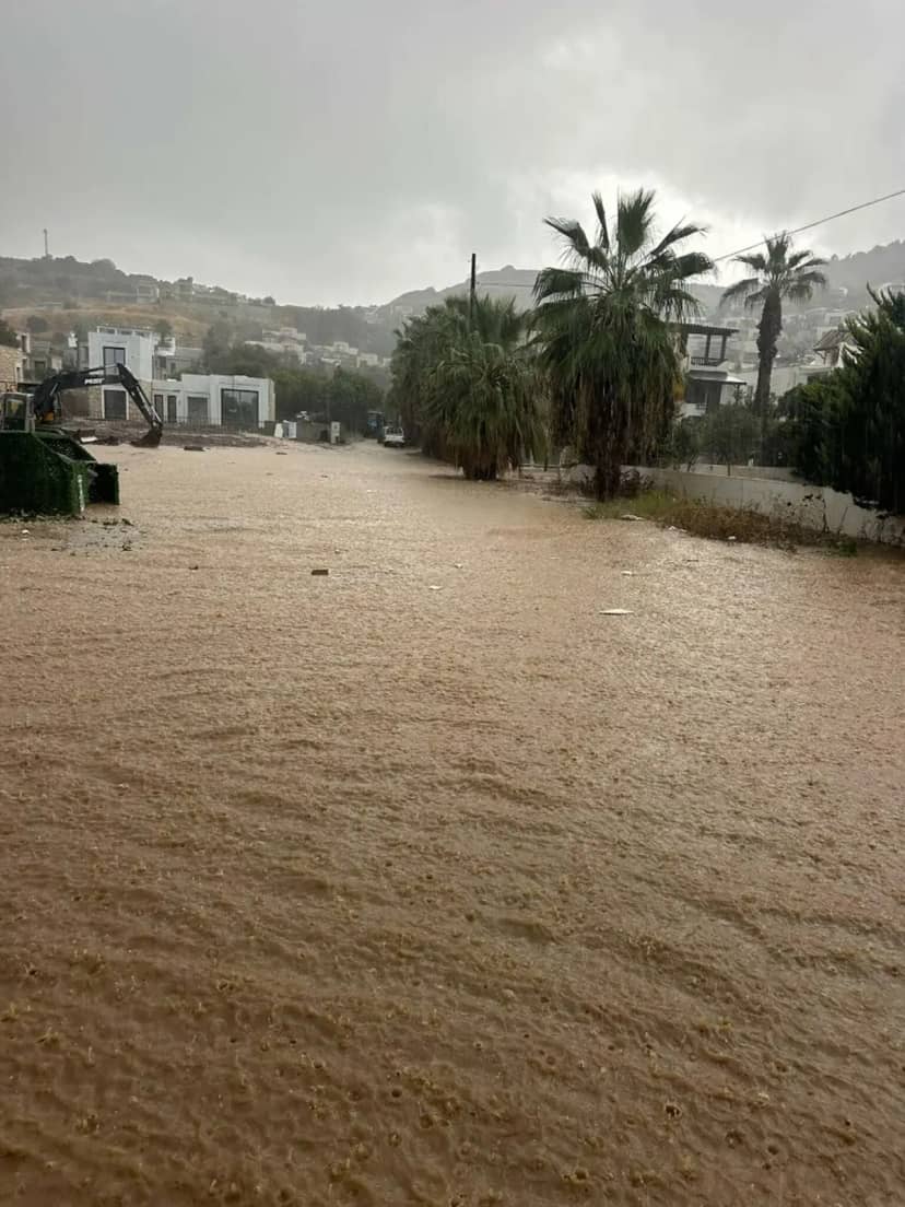 Turizm cennetini su bastı! İlçeden fotoğraflar geldi, iş yerleri su altında kaldı 2