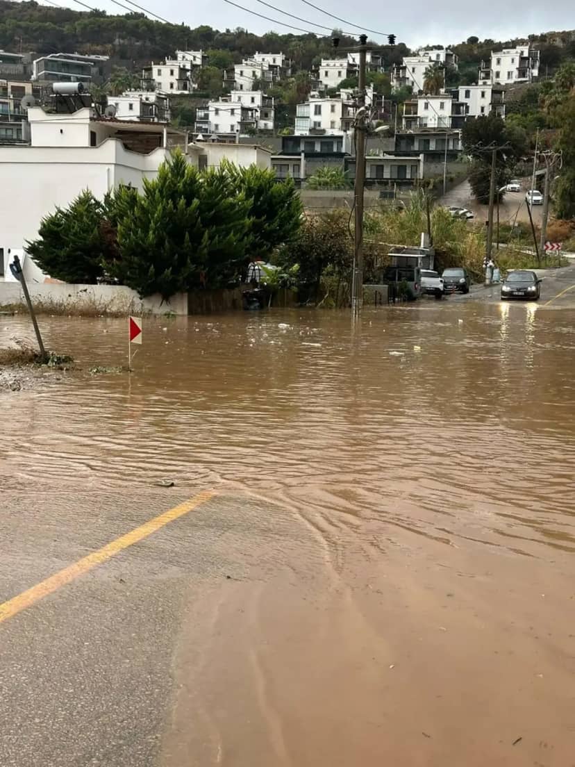 Turizm cennetini su bastı! İlçeden fotoğraflar geldi, iş yerleri su altında kaldı 7