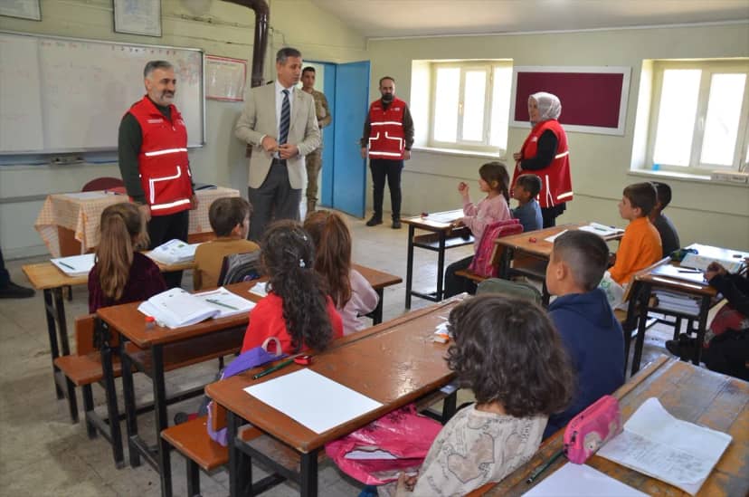 Türk Kızılay Muş Şubesinden öğrencilere giyim ve kırtasiye malzemesi desteği