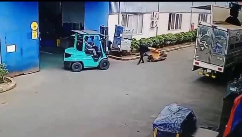 Vietnam'da korkunç iş kazası: Forkliftten devrilen malzemenin altında kaldı