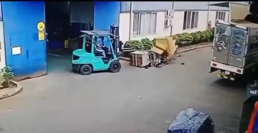 Yer: Vietnam... Feci iş kazası kamerada: Forkliftin yükü üstüne devrildi! 2