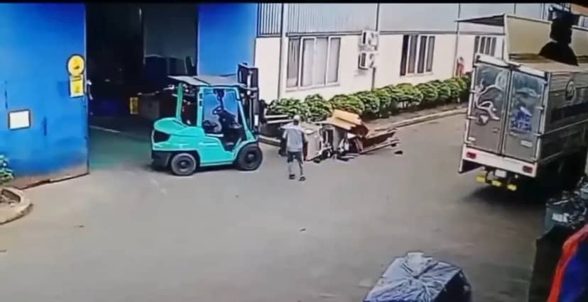Yer: Vietnam... Feci iş kazası kamerada: Forkliftin yükü üstüne devrildi! 3
