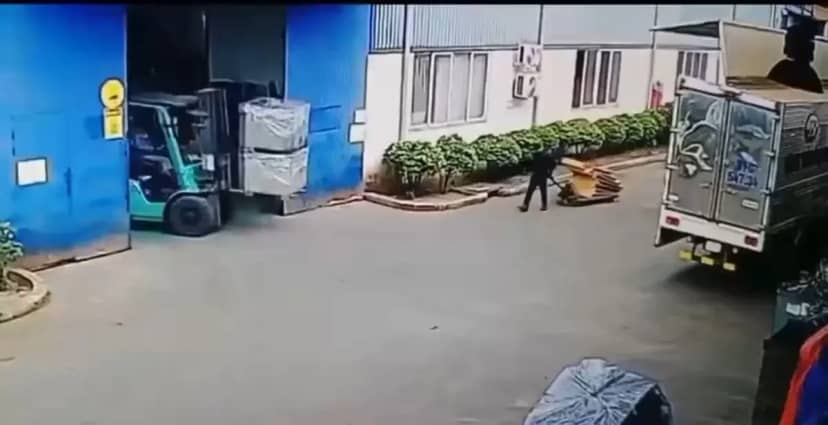 Yer: Vietnam... Feci iş kazası kamerada: Forkliftin yükü üstüne devrildi! 4