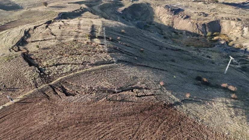 Yozgat Aydıncık'ta yaklaşık 20 dönümlük tarlada çökme ve derin yarıklar oluştu