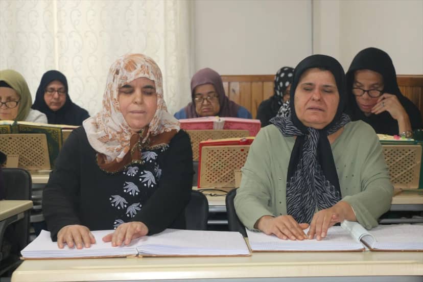 Adana'da görme engelli Fatma Çetin 7, ablası Türkan Alçin 8 kez hatmetti