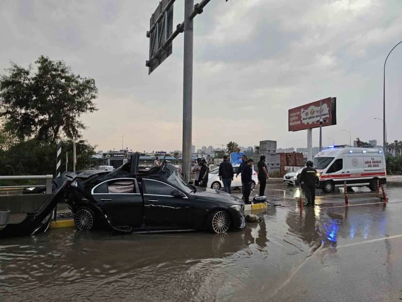 Adana Seyhan'da otomobil tabela direğine çarptı, sürücü hayatını kaybetti
