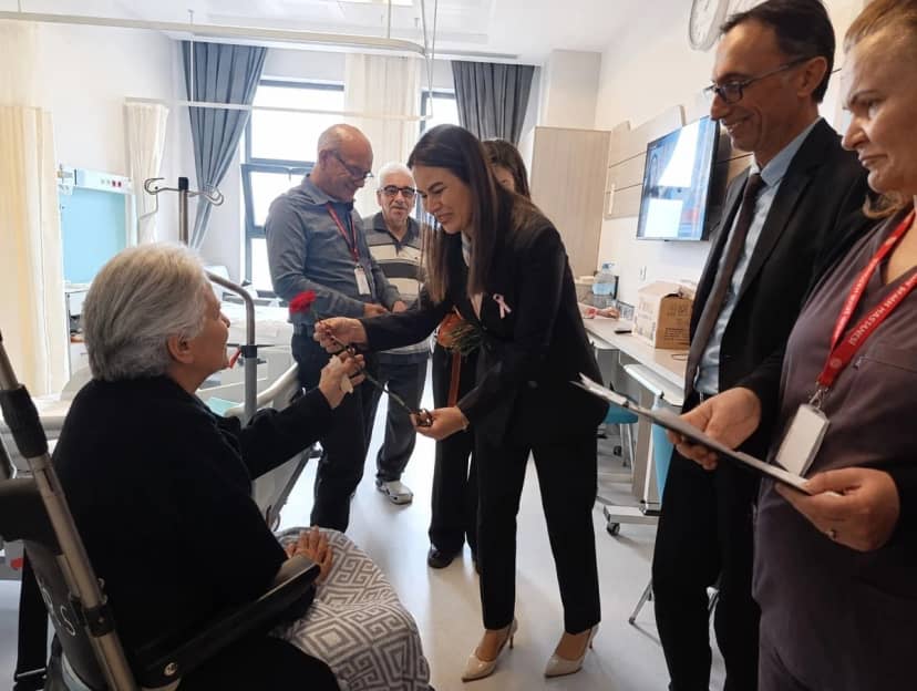 Aydın Şehir Hastanesi'nde hasta hakları için stant kuruldu, hastalara karanfil verildi