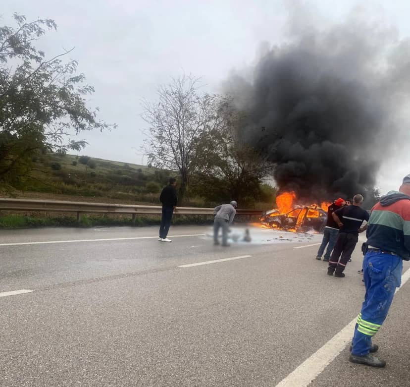 Balıkesir Bandırma'da alev alan otomobilde 2 kişi yaralandı, birinin durumu ağır