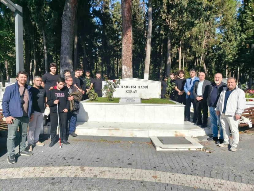 Balıkesir'de Muharrem Hasbi Koray, kabri başında dualarla ve lokma hayrıyla anıldı