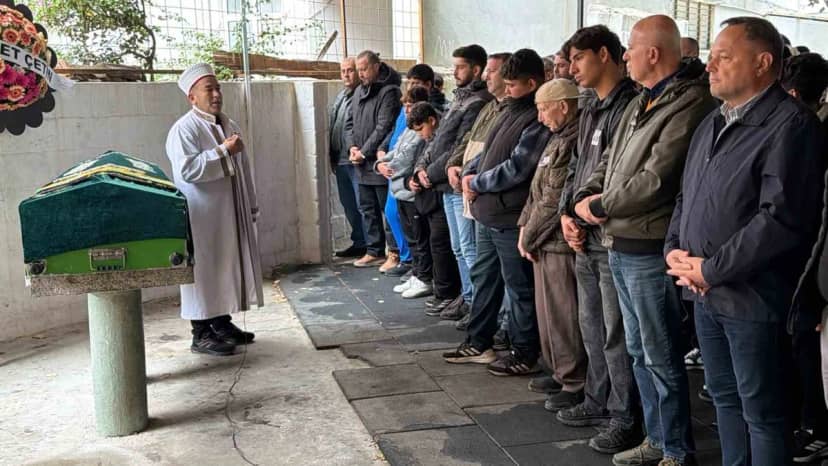 Balıkesir Edremit'te motosiklet kazasında ölen turizmci Mustafa Özcan toprağa verildi