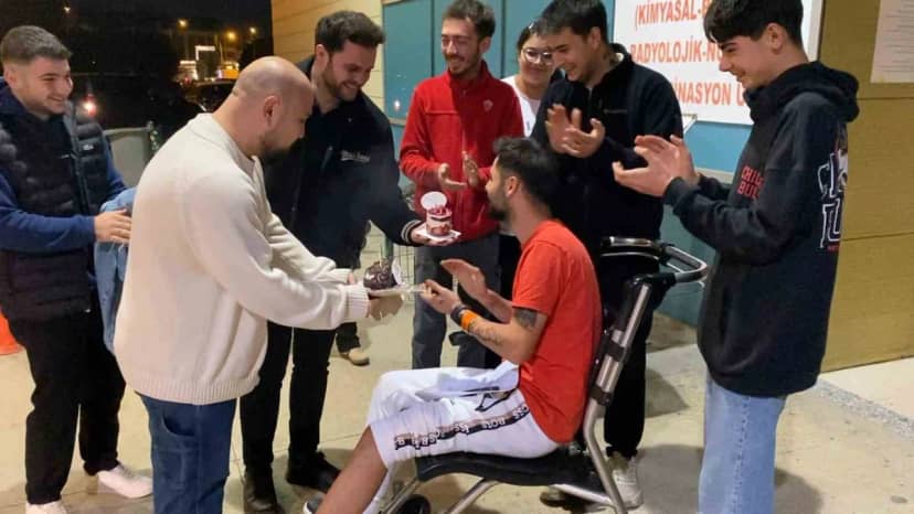 Bursa İnegöl'de kaza geçiren genç sürücüye hastanede doğum günü sürprizi yapıldı