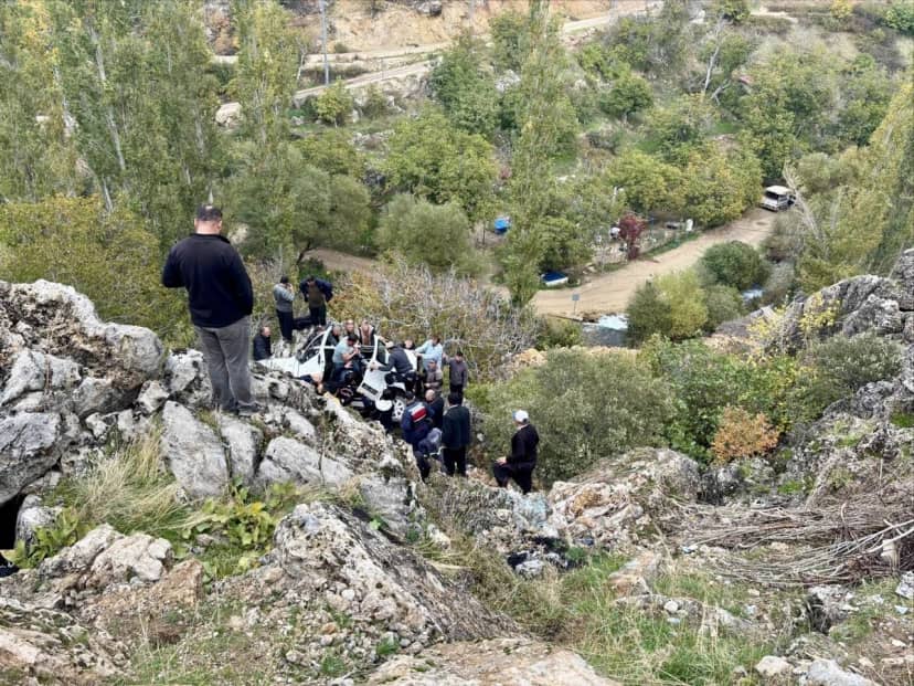 Çağlayancerit'te yoldan aşağıya düşen araçta 1 kişi yaralandı