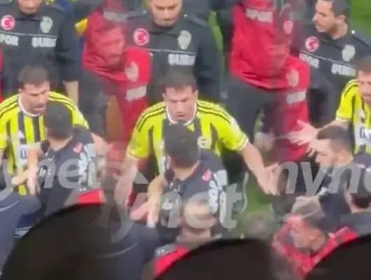 Derbinin ardından F.Bahçe'de Mert Hakan Yandaş polislerle tartıştı