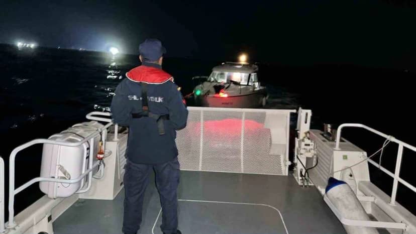 Didim açıklarında motor arızası nedeniyle sürüklenen teknede 3 kişi kurtarıldı