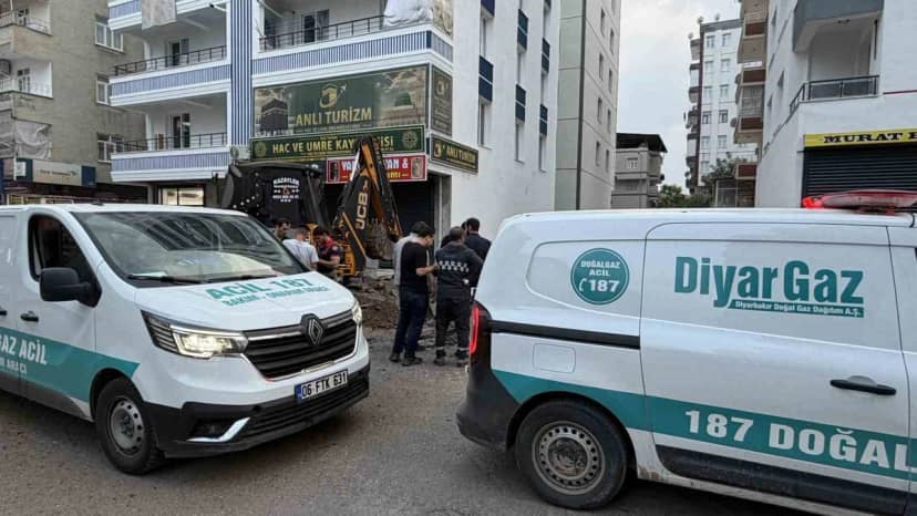 Diyarbakır Kayapınar'da iş makinesi darbesi doğal gaz borusunu çatlattı