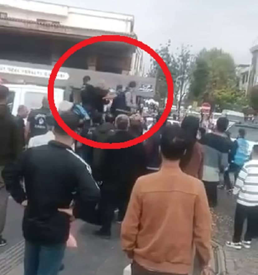 Diyarbakır Sur'da seyyar satıcı ile zabıta arasında arbede görüntülendi