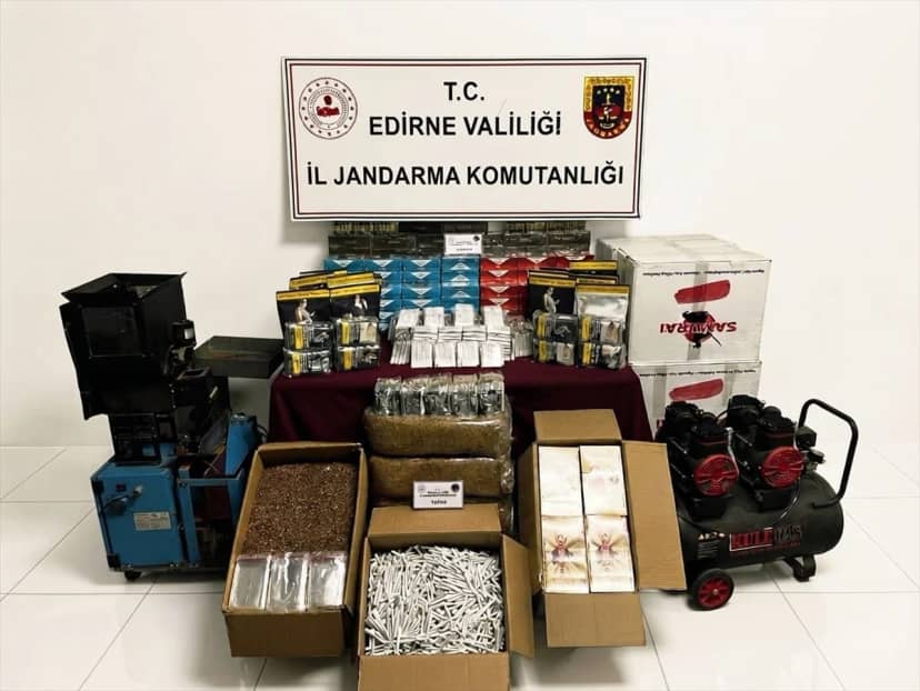 Edirne'de jandarma 3 şüphelinin ev ve iş yerlerinde 42 kilo tütün ele geçirdi