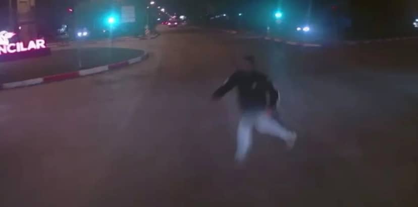 Elazığ'da kamyonun yayaya çarptığı anlar kamerada! Ağır yaralanan genç hastaneye kaldırıldı