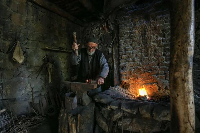 Erzurum Oltu'da 85 yaşındaki demirci Nurettin Toprak 60 yıldır aynı örste nal dövüyor