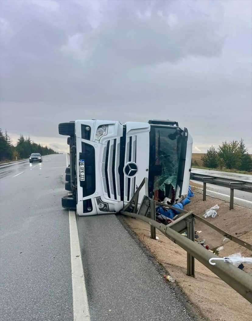 Eskişehir Sivrihisar'da tır drenaj kanalına devrildi, sürücüsü yaralandı