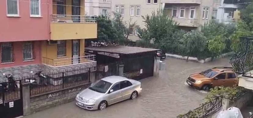 Fethiye'de sağanak su baskınına yol açtı, ev ve seralar sular altında kaldı