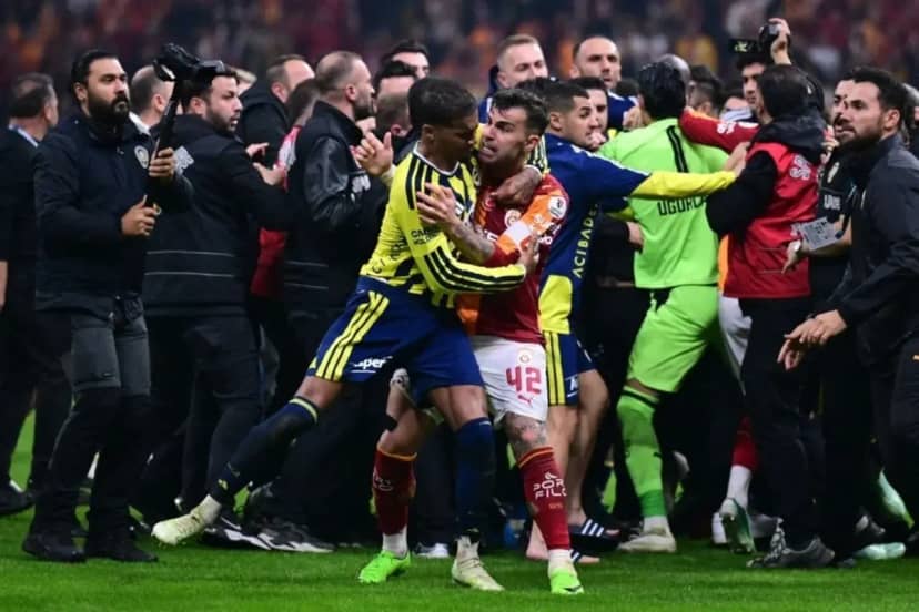 Galatasaray-Fenerbahçe derbisinin faturası ağır olabilir! 10 maç ceza ihtimali var 2