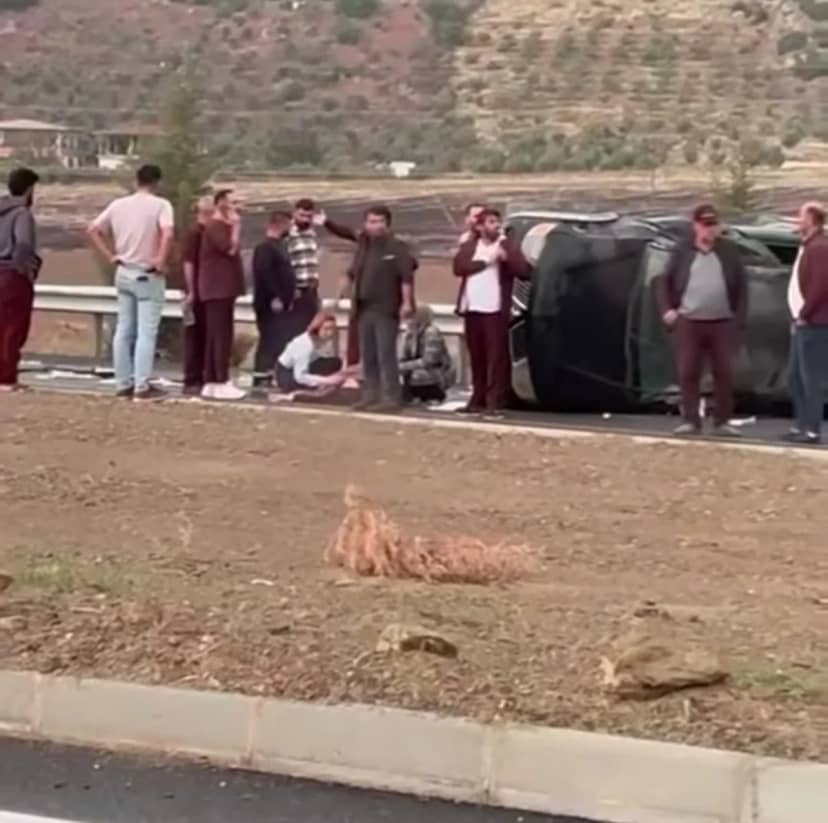 Gaziantep İslahiye'de refüjü aşan araç karşı şeride uçup yan yattı, 4 kişi yaralandı