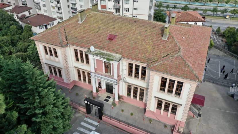 Giresun'da 113 yıllık Mehmet Akif Ersoy Ortaokulu tarihi binada eğitim veriyor