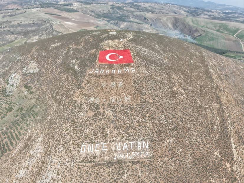Hatay'da 29 Ekim kapsamında 1500 metrekarelik Türk bayrağı 1250 kilo boyayla boyandı