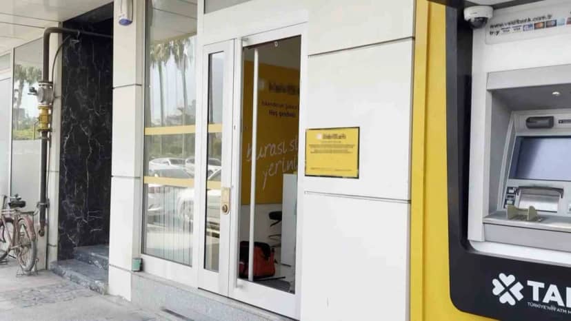 Hatay İskenderun'da bankayı soymaya çalışan hırsız, telefon ve laptop çalıp yakalandı