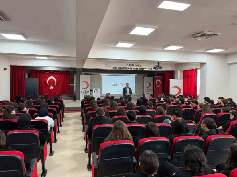 İbn-i Sina Lisesi'nde öğrencilere Kızılay ve ilk yardım eğitimi verildi