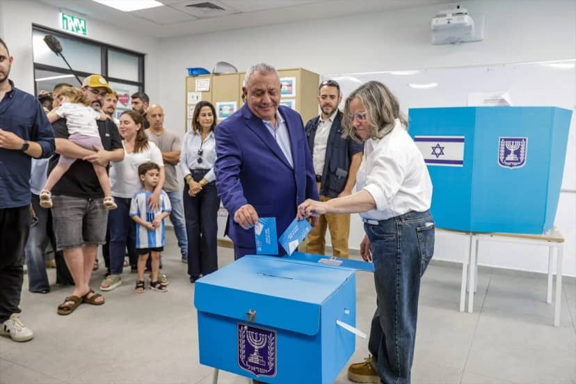 İsrail'de anketlerde önde gözüken ve seçimleri kazanması beklenen eski İsrail Genelkurmay Başkanı ve Yashar Partisi Genel Başkanı Gadi Eisenkot oyunu kullandı.